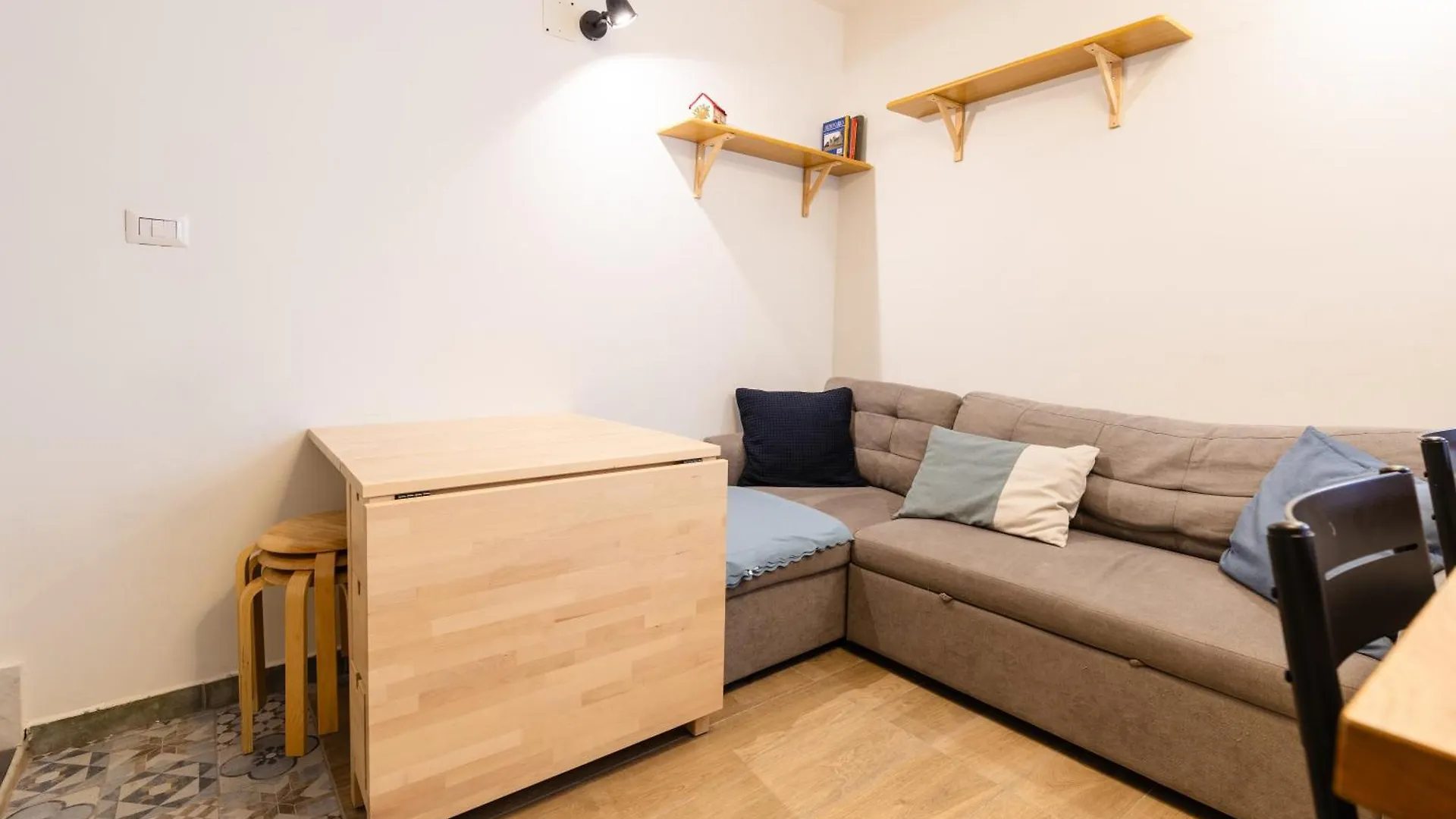 Central Studio At Pedestrian Characteristic Area - Casa Vacanza Luz 나폴리